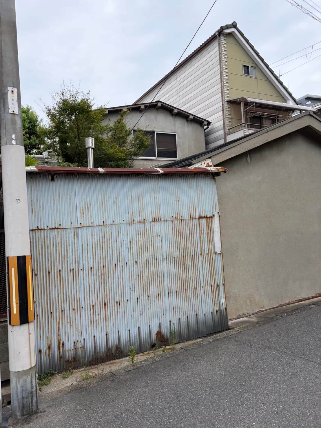 ガレージ解体① ― サビついたトタン張りの物置が、姿を消していくまで