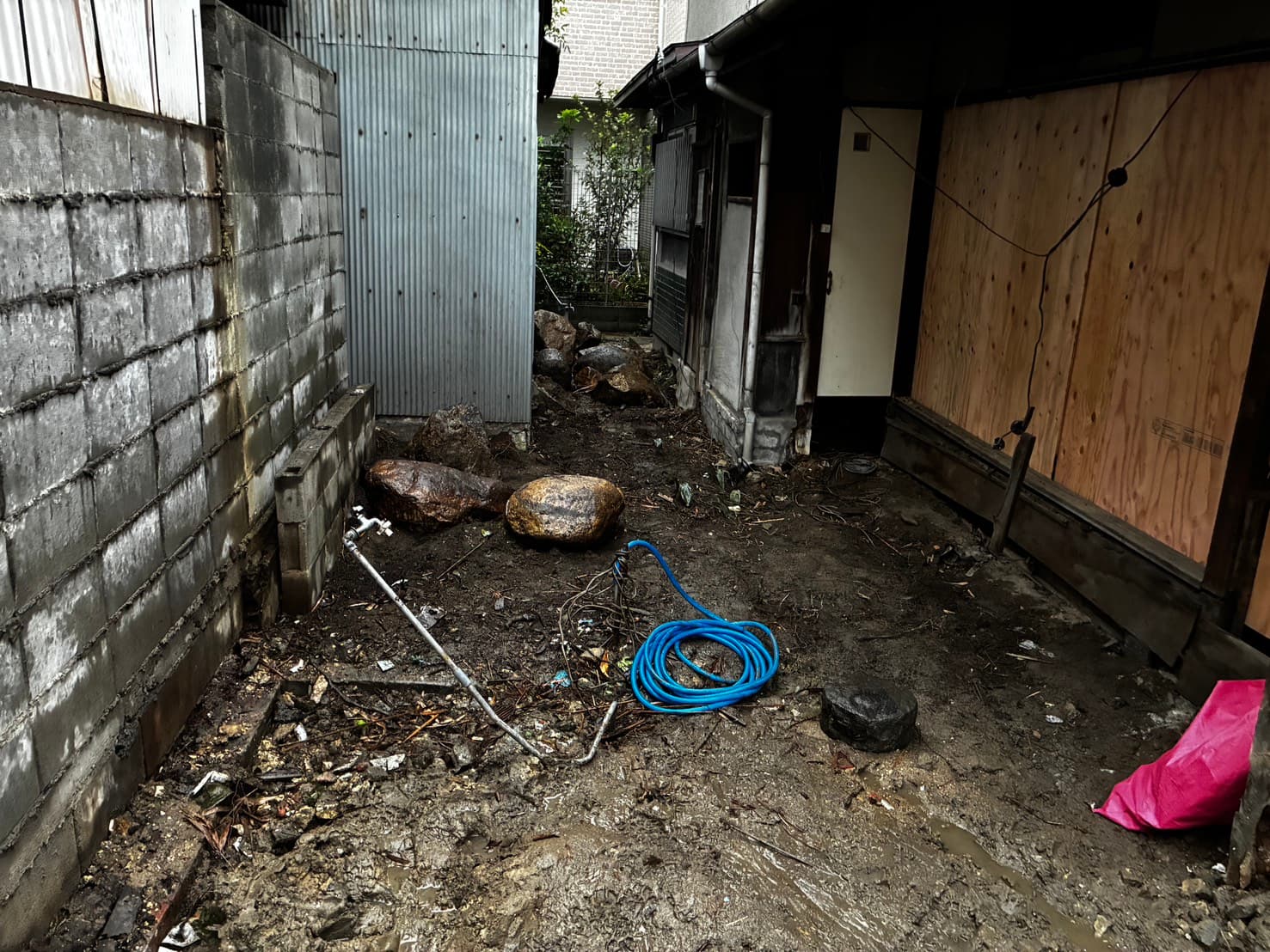 ガレージ解体② ― 解体が終わり、更地になった敷地