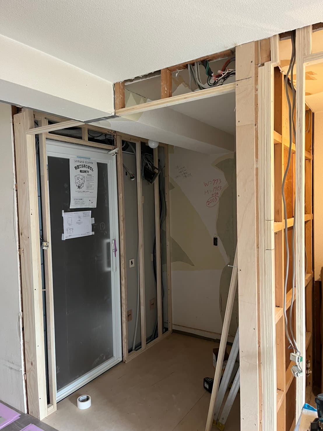 マンションの間仕切り下地・枠付け ― ドア枠は数ミリの調整で仕上がりが決まる